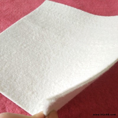 江西水渠防水復(fù)合土工膜 河北人工湖防滲膜規(guī)格 德州宇潤(rùn)定制兩布一膜  一布一膜