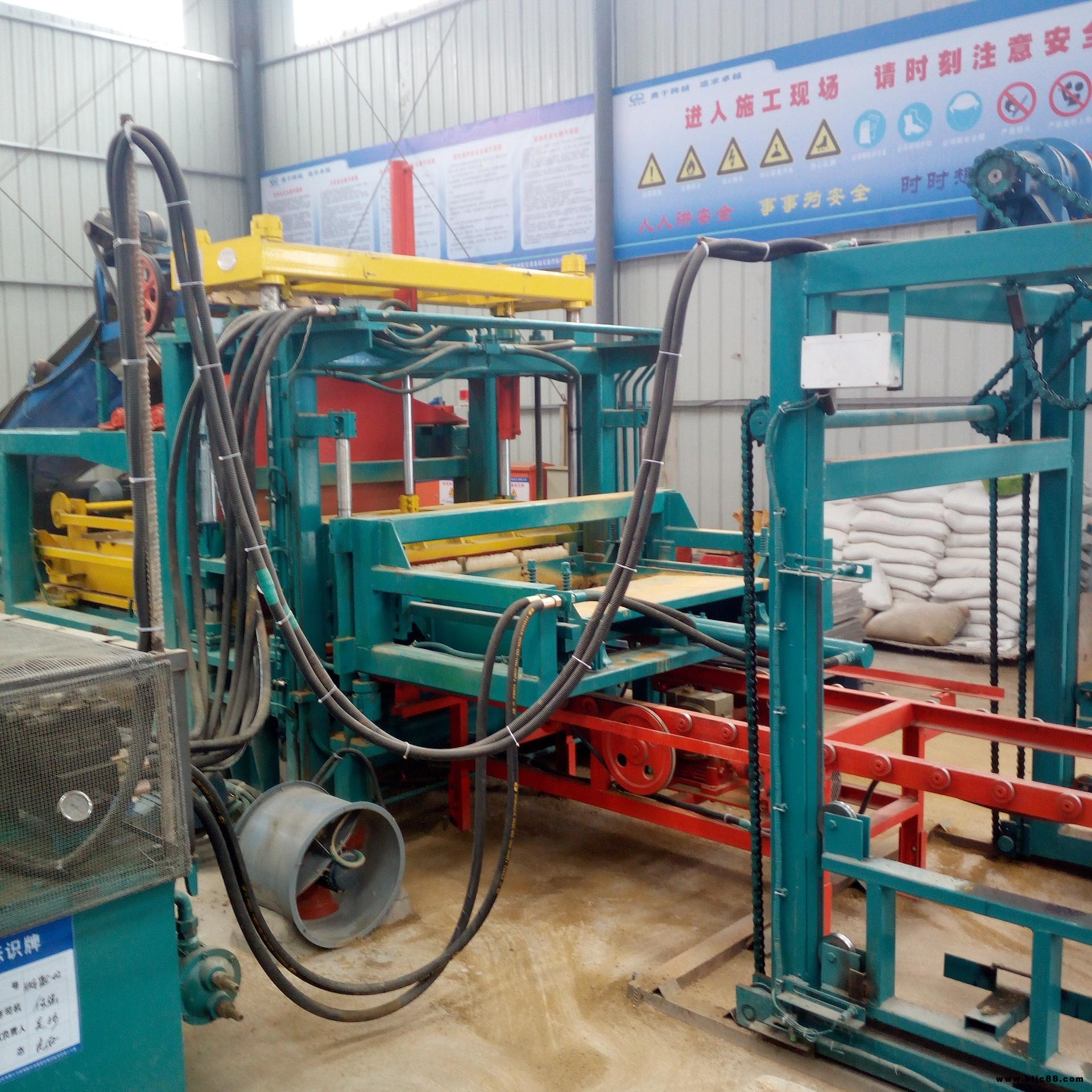 銳鼎QT5-15全自動(dòng)彩磚機(jī) 花磚機(jī) 路沿石機(jī) 可做一米長路沿石路邊石